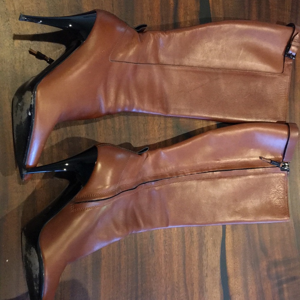 Burberry leather pointy tall boots in Cognac